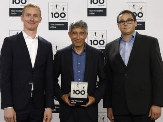 Drei Männer mit Preis bei Top-Innovator-Ereignis 2024