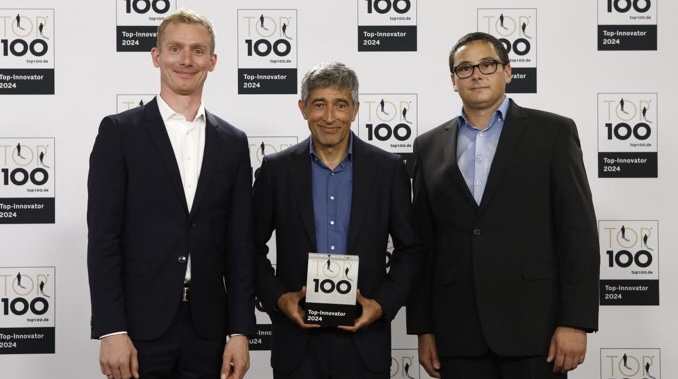 Drei Männer mit Preis bei Top-Innovator-Ereignis 2024